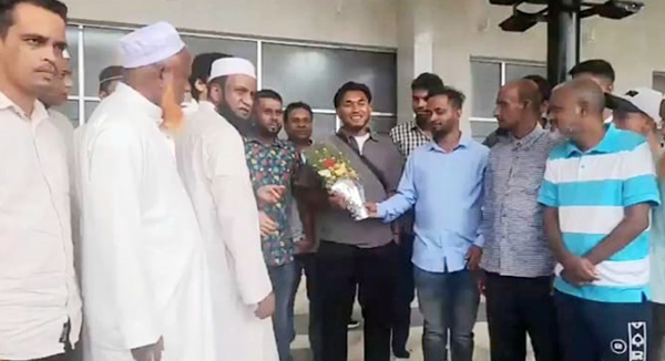 দেশের মাটিতে খেলার জন্য ইংল্যান্ড থেকে দেশে আসলেন তানভীর