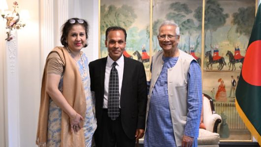 ড. ইউনূসের সাথে বাংলাদেশি বংশোদ্ভূত বিশ্বখ্যাত শেফ টমি মিয়ার বৈঠক অনুষ্ঠিত