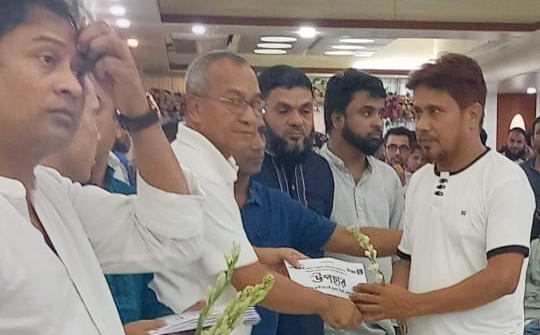 জুলাই-আগস্টের গণঅভ্যুত্থানে গুলিবিদ্ধ নেতাকর্মীদের মাঝে শুভেচ্ছা উপহার বিতরণ