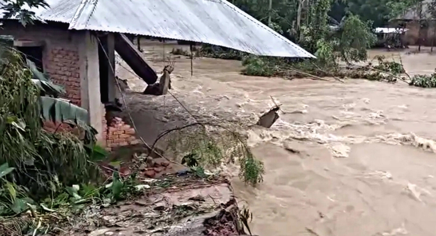 ফেনীতে আকস্মিক বন্যা, দুই নদীর পানি বিপদসীমার ওপরে