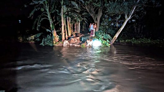বিপদসীমা অতিক্রম তিস্তার পানি  : বাঁধ ভেঙে লোকালয়ে প্রবেশ