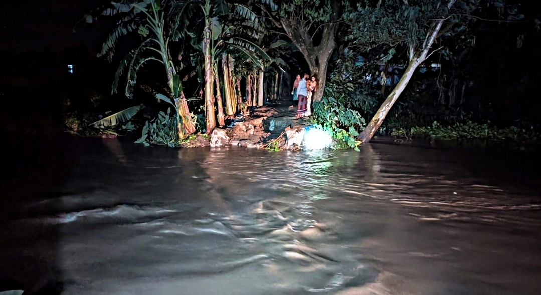 বিপদসীমা অতিক্রম তিস্তার পানি  : বাঁধ ভেঙে লোকালয়ে প্রবেশ