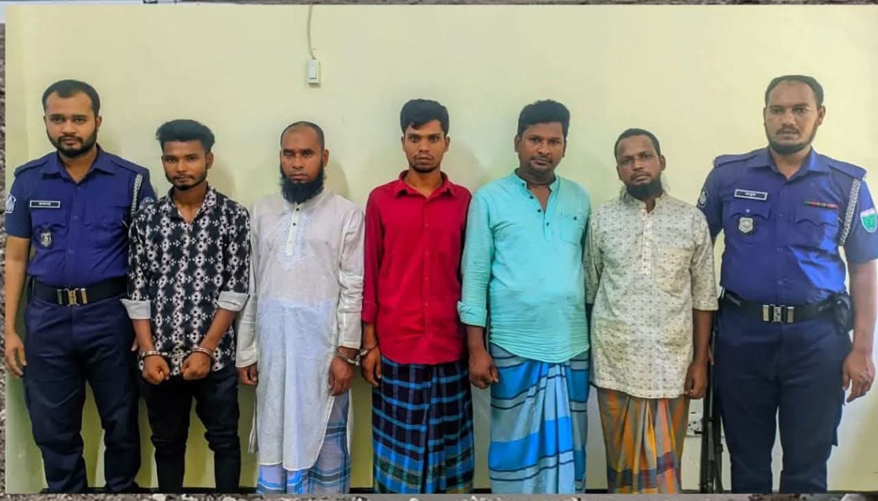 সাদাপাথর লুটের মামলায় ৫ জনকে গ্রেফতার করেছে পুলিশ।