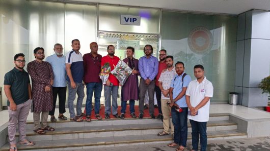 বিমানবন্দরে সংবর্ধিত ফ্যাসিবাদবিরোধী সাংবাদিক এমদাদ চৌধুরী দীপু