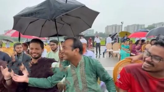 ছাত্রদলের সভাপতির মাথায় ছাতা ধরে প্রসংসায় ভাসছেন শিবির সভাপতি