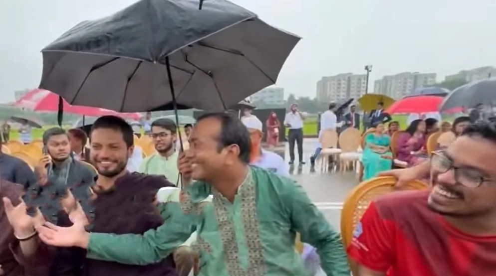 ছাত্রদলের সভাপতির মাথায় ছাতা ধরে প্রসংসায় ভাসছেন শিবির সভাপতি