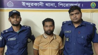 আওয়ামীলীগ নেতাকে মিষ্টি খাইয়ে গণপিটুনি দিলো জনতা
