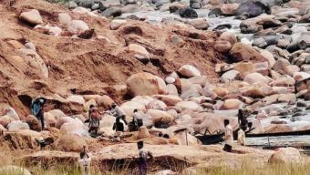 পাথরখেকোদের থাবা পড়েছে এবার রাংপানির পাথরে