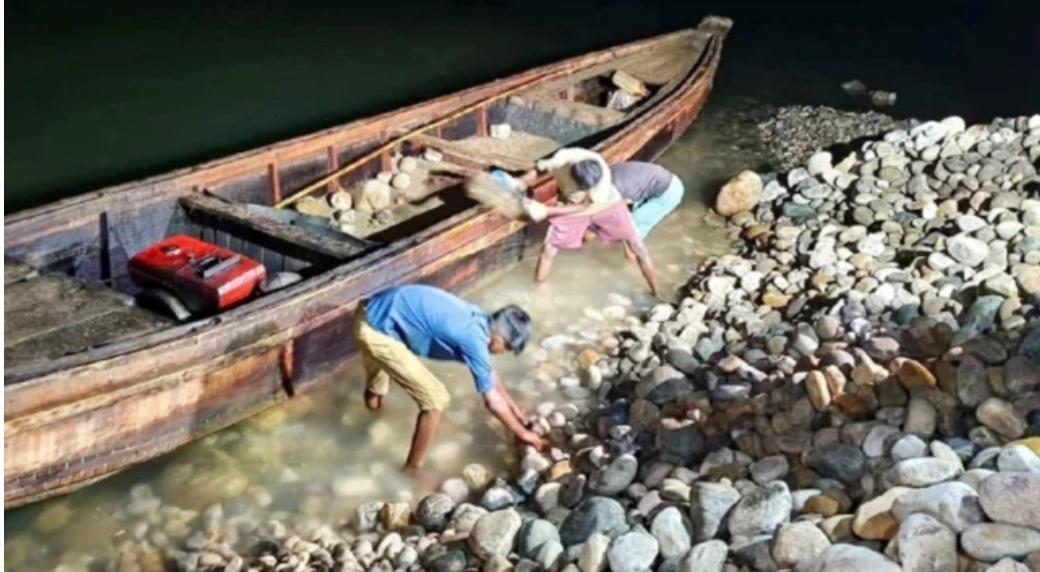 সাদা পাথর ফেরত দিতে প্রশাসনের ৩ দিনের আল্টিমেটাম