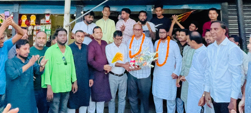 সিলেট জেলা তাঁতীদলের যুগ্ম আহ্বায়ক হানিফ ও কামরুলকে ফুলেল শুভেচ্ছা