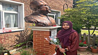 যুক্তরাজ্যে বঙ্গবন্ধুর মুরালে মোছাঃ ফাতেমা বেগমের পুস্তকস্তবক অর্পন