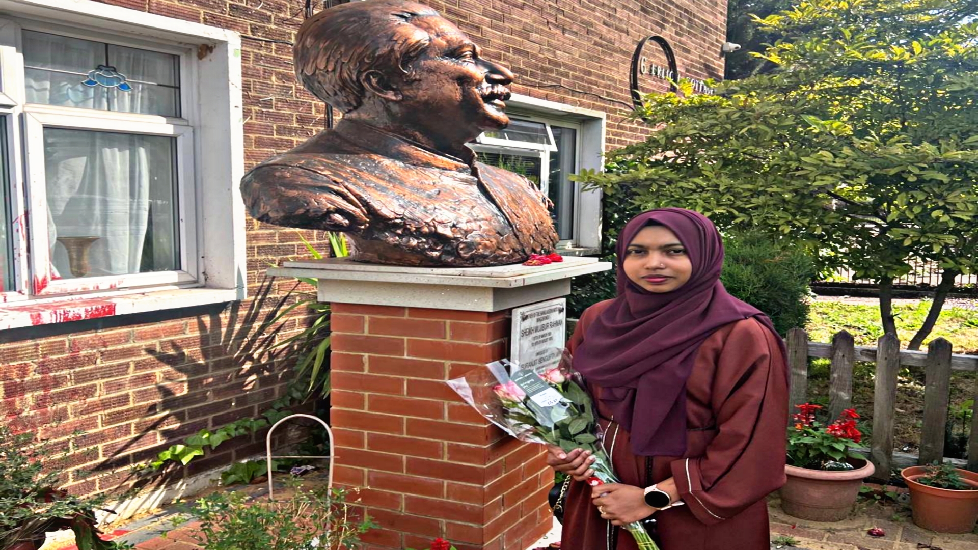 যুক্তরাজ্যে বঙ্গবন্ধুর মুরালে মোছাঃ ফাতেমা বেগমের পুস্তকস্তবক অর্পন