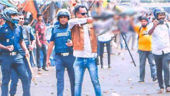 ছবিতেই ফেঁসে গেলেন পুলিশ কর্মকর্তা
