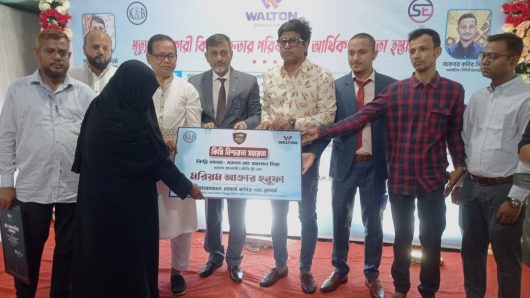 ওয়ালটন ডিস্ট্রিবিউটর লাখ টাকা করে আর্থিক সহায়তা পেলো দুই পরিবার