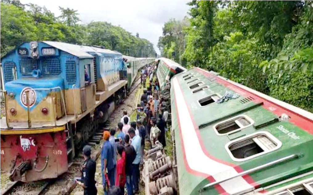 সিলেটে উদয়ন এক্সপ্রেসের বগি লাইনচ্যুত, বরখাস্ত ২