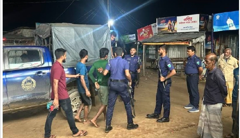 সাদাপাথর ও ধলাই ব্রিজ থেকে বালু-পাথর উত্তোলন: ১২ নৌকা জব্দ, আটক ১২