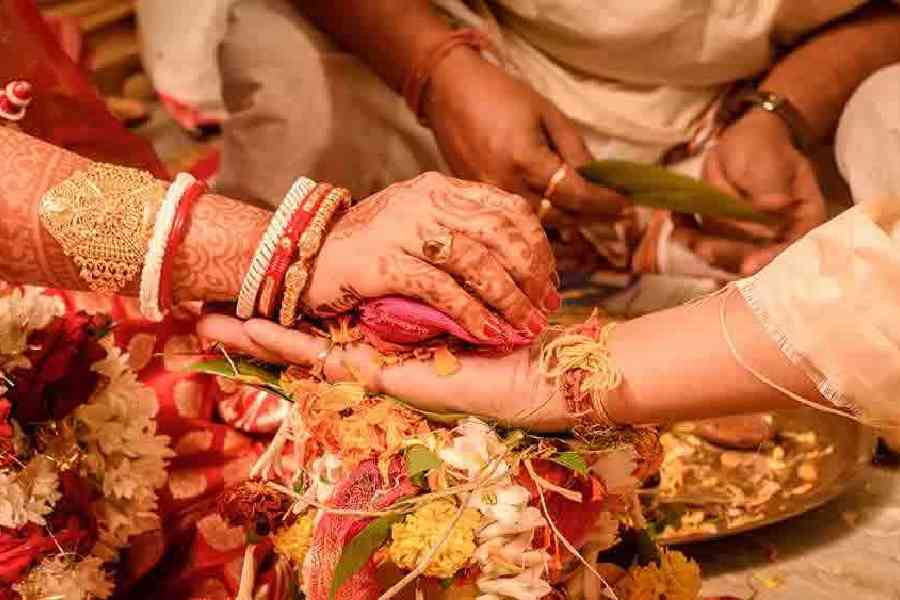 বাসর রাতে মুখ ধোয়ায় ‘বদলে গেল’ কনে, অভিযোগ মেকআপের কারণে