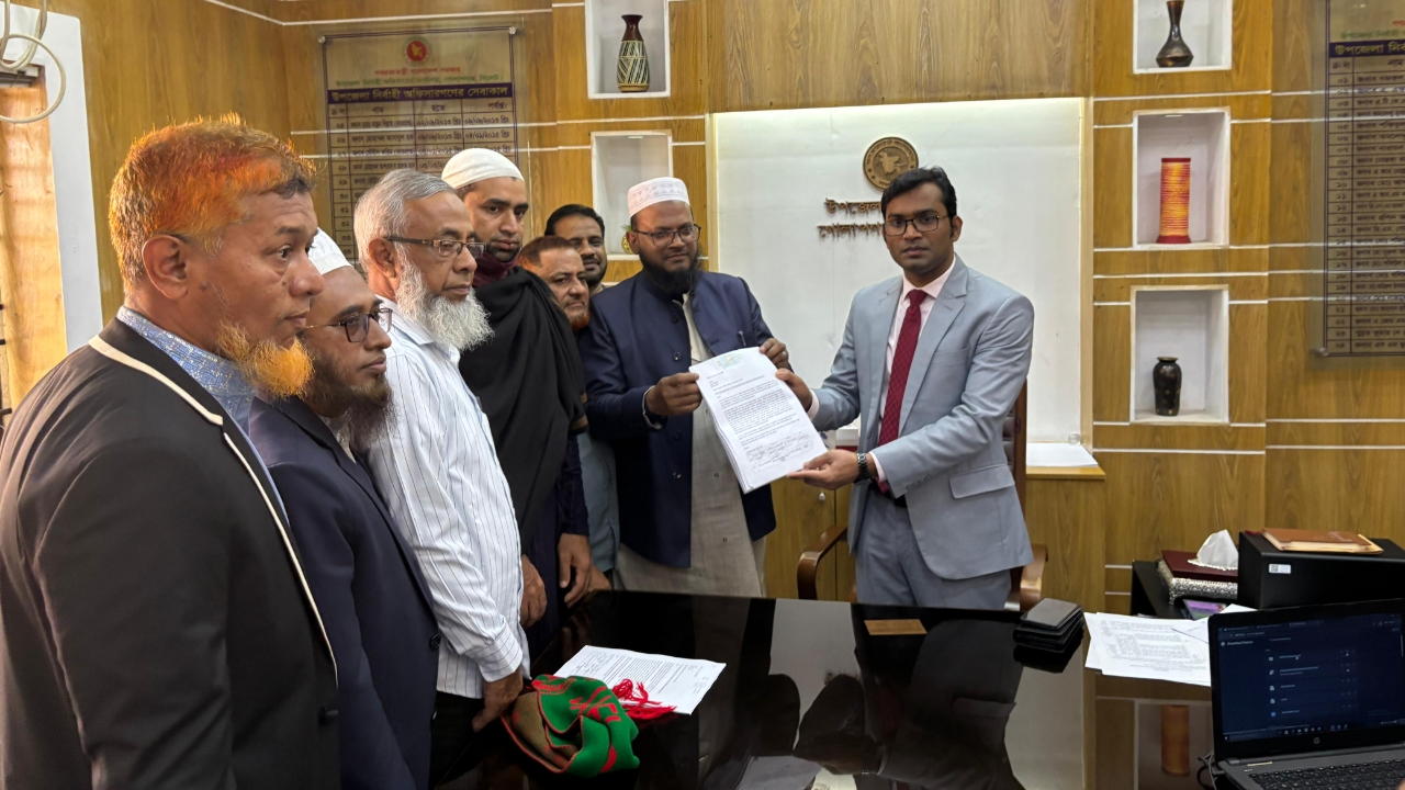 গোলাপগঞ্জ পৌর শহরে ফ্লাইওভার না করা সহ বিভিন্ন দাবিতে ব্যবসায়ীদের স্মারকলিপি