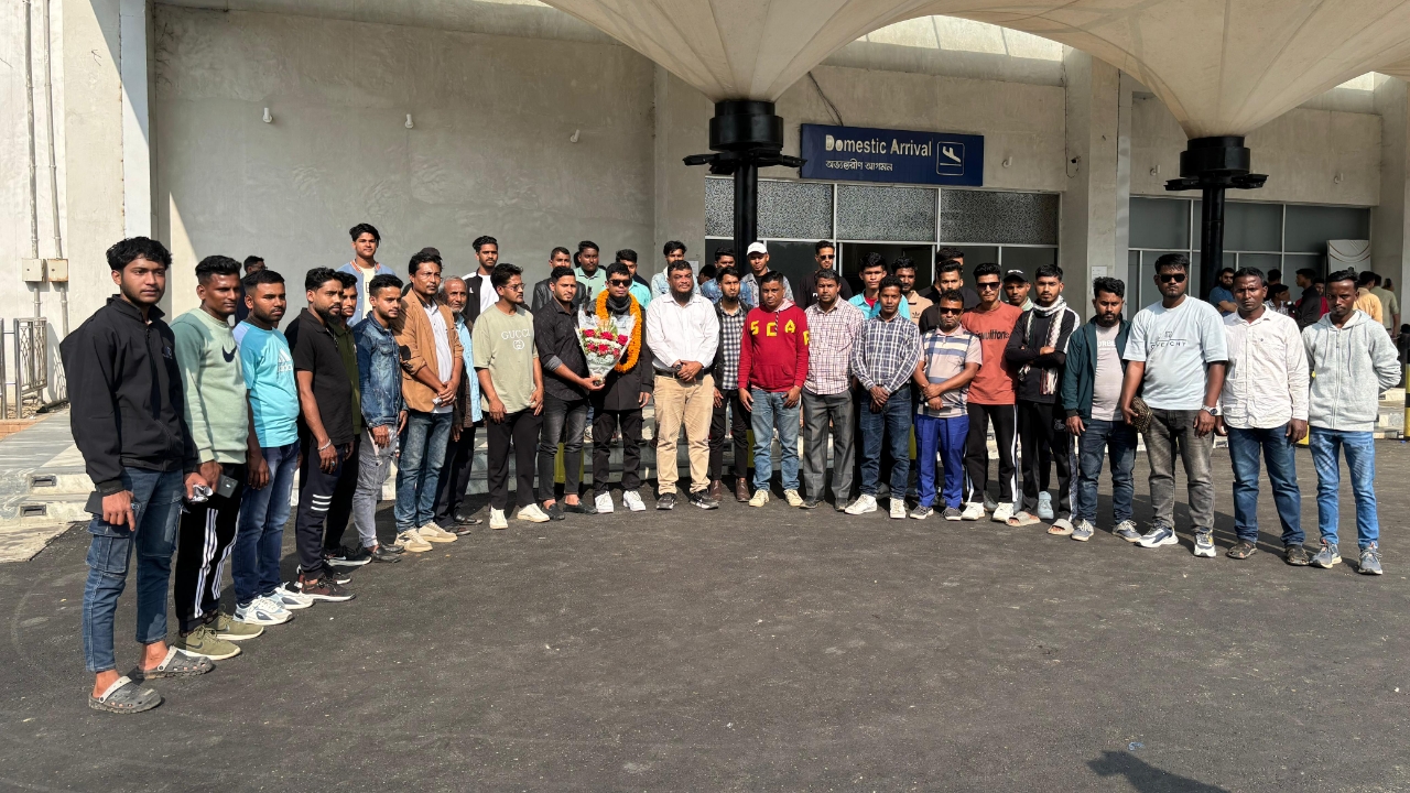 ছাত্রদল নেতা আরিফ খানের স্বদেশ প্রত্যাবর্তন, বিমানবন্দরে নেতাকর্মীদের ফুলেল শুভেচ্ছা