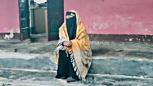 বিয়ের দাবিতে প্রেমিকের বাড়িতে গোলাপগঞ্জের তরুণীর অনশণ