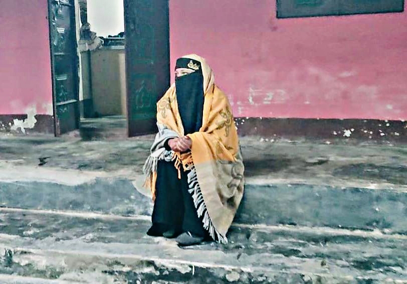 বিয়ের দাবিতে প্রেমিকের বাড়িতে গোলাপগঞ্জের তরুণীর অনশণ