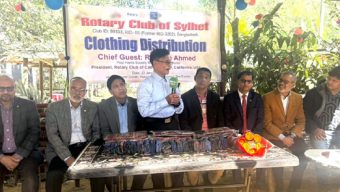 চা শ্রমিকদের মাঝে রোটারী ক্লাব অব সিলেটের বস্ত্র বিতরণ