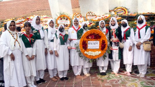 শহীদ মিনারে ভাষা শহীদদের প্রতি গার্ল গাইডস এসোসিয়েশন সিলেট অঞ্চল শ্রদ্ধাঞ্জলি অর্পণ