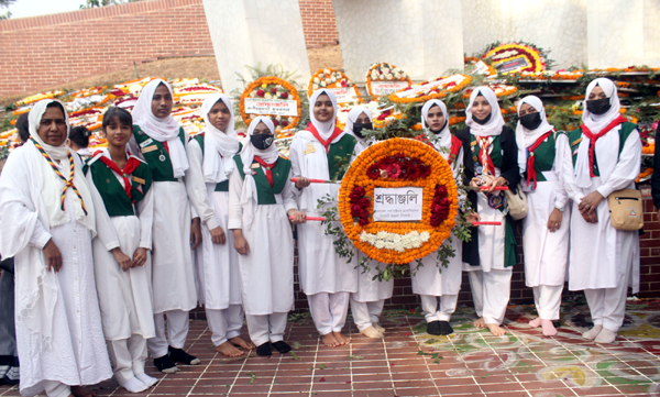 শহীদ মিনারে ভাষা শহীদদের প্রতি গার্ল গাইডস এসোসিয়েশন সিলেট অঞ্চল শ্রদ্ধাঞ্জলি অর্পণ