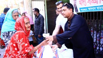 বেগম খালেদা জিয়ার রুহের মাগফিরাত কামনায় আদনান আহমেদ’র উদ্যোগে খাদ্যসামগ্রী বিতরণ
