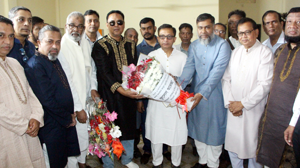 সিলেট-১ আসনের নবনির্বাচিত এমপি খন্দকার মুক্তাদিরকে দোকান মালিক সমিতির শুভেচ্ছা