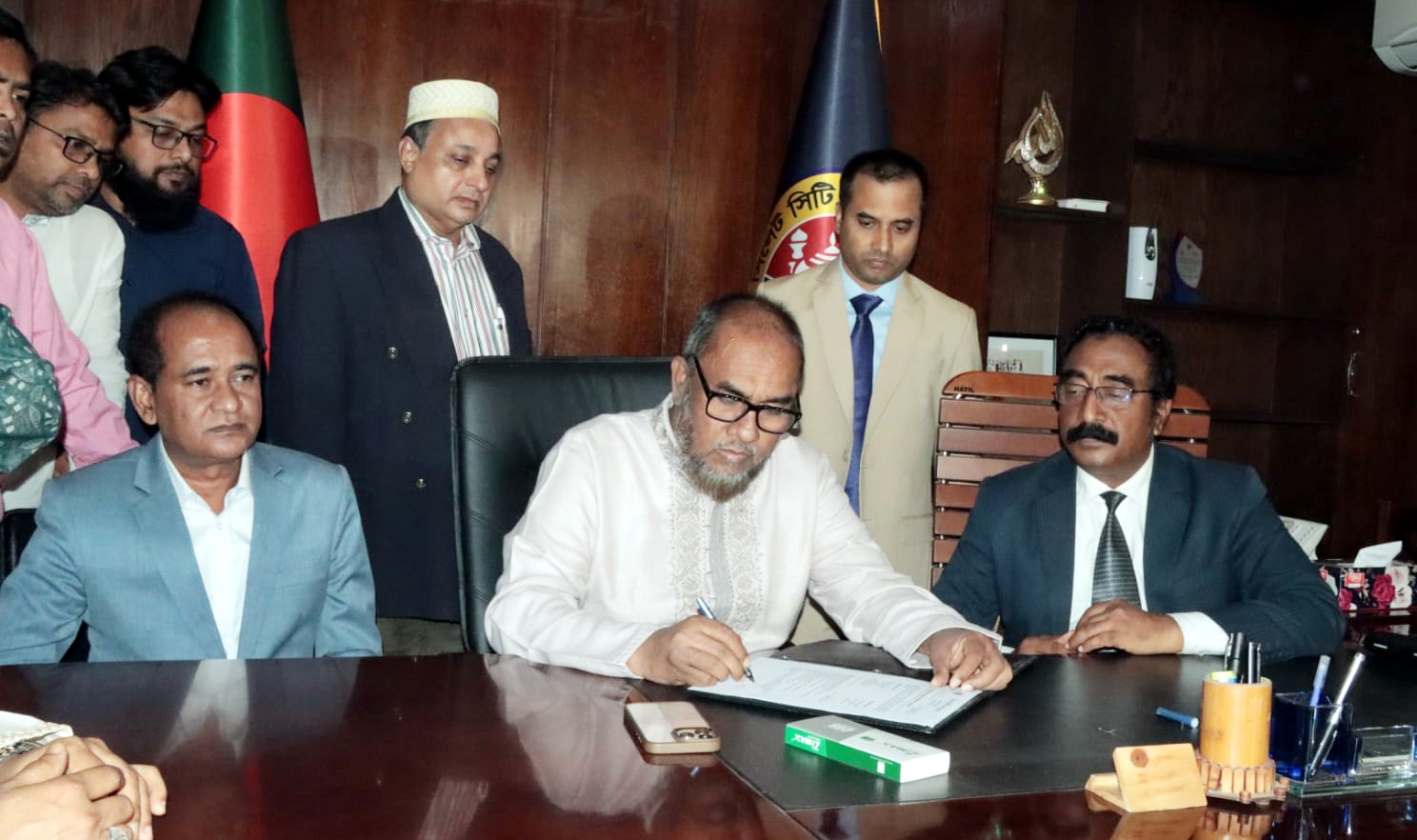 সিলেট সিটি করপোরেশনের প্রশাসকের দায়িত্ব নিলেন আব্দুল কাইয়ুম চৌধুরী