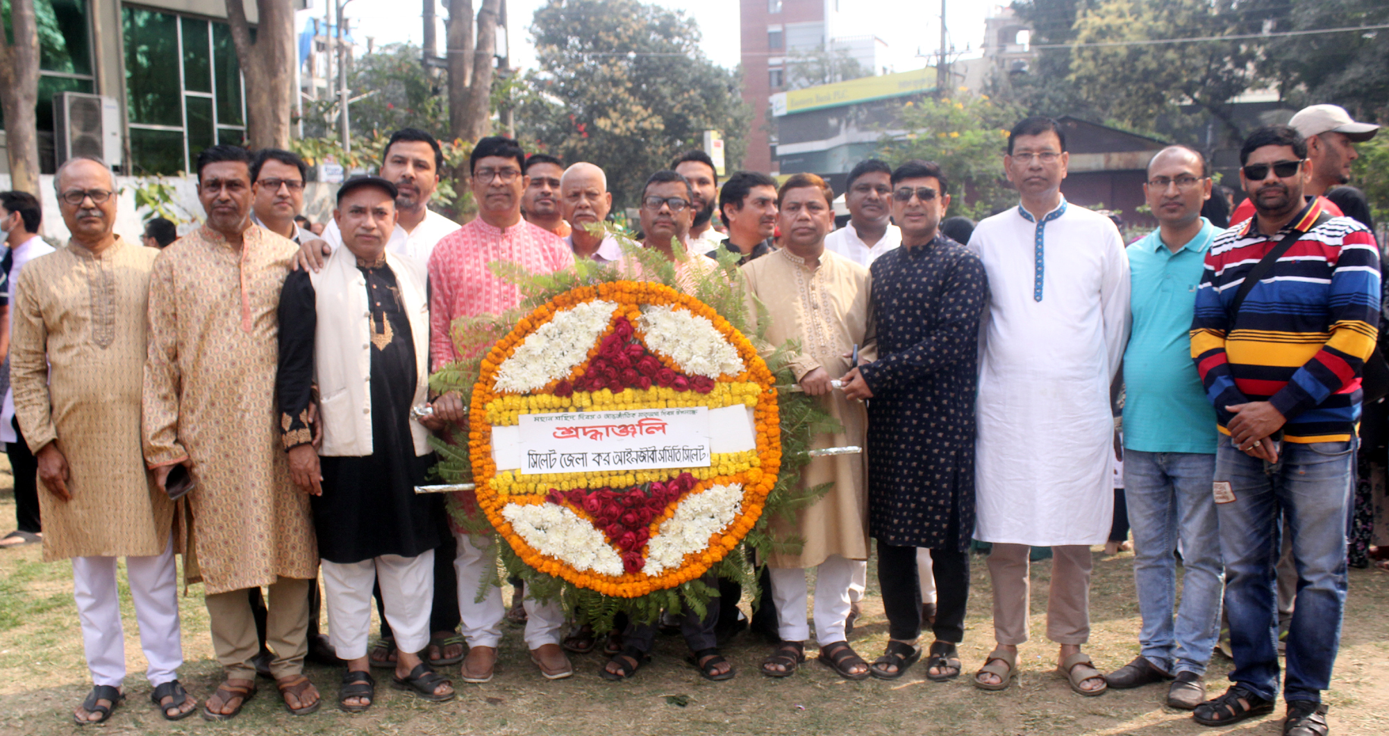 শহীদ মিনারে ভাষা শহীদদের প্রতি সিলেট জেলা কর আইনজীবী সমিতির শ্রদ্ধাঞ্জলি অর্পণ