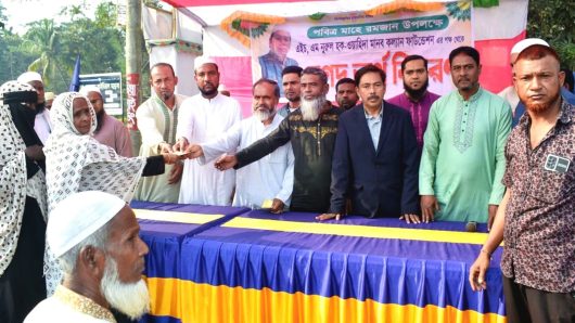 দরিদ্রদের মধ্যে এইচ এম নুরুল হক-ওয়াহিদা মানব কল্যাণ ফাউন্ডেশনের নগদ অর্থ বিতরণ
