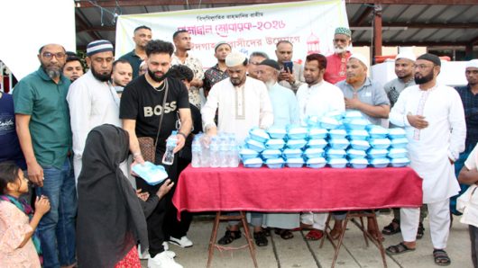রোজাদারদের মাঝে ‘শাহী ঈদগাহ প্রবাসী’দের উদ্যোগে ইফতার বিতরণ