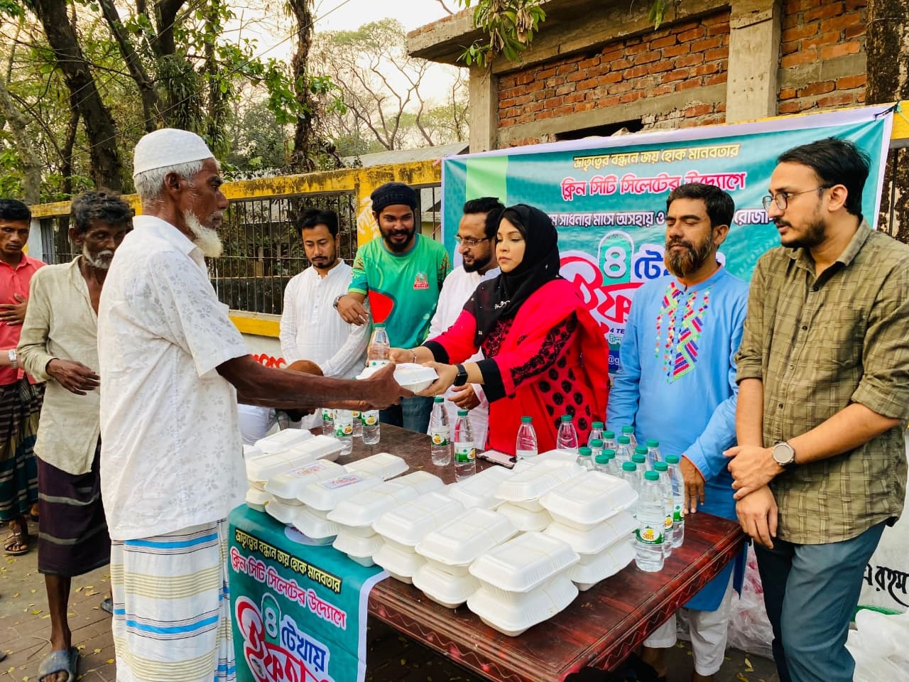 সিলেটে ২য় ধাপে অসহায়দের মধ্যে ক্লিন সিটির ‘৪ টেখায় ইফতার’ বিতরণ