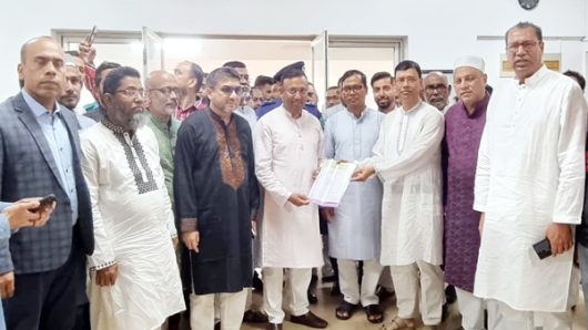 সিলেটের উন্নয়নে উপদেষ্টা হুমায়ুন কবিরের কাছে ‘গণদাবী ফোরাম’-এর স্মারকলিপি প্রদান