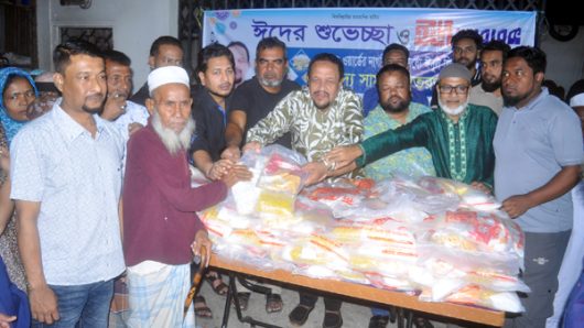 ১৪নং ওয়ার্ডে নজরুল ইসলাম মুনিমের ঈদ উপহার বিতরণ