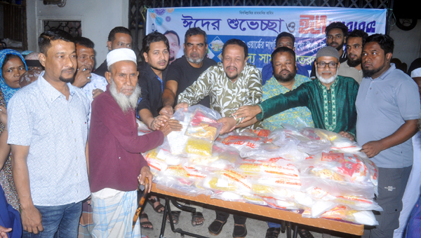 ১৪নং ওয়ার্ডে নজরুল ইসলাম মুনিমের ঈদ উপহার বিতরণ