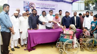 সিলেটে রাহমানীয়া প্রতিবন্ধী কল্যাণ ফাউন্ডেশনের উদ্যোগে নগদ অর্থ ও শাড়ি বিতরণ