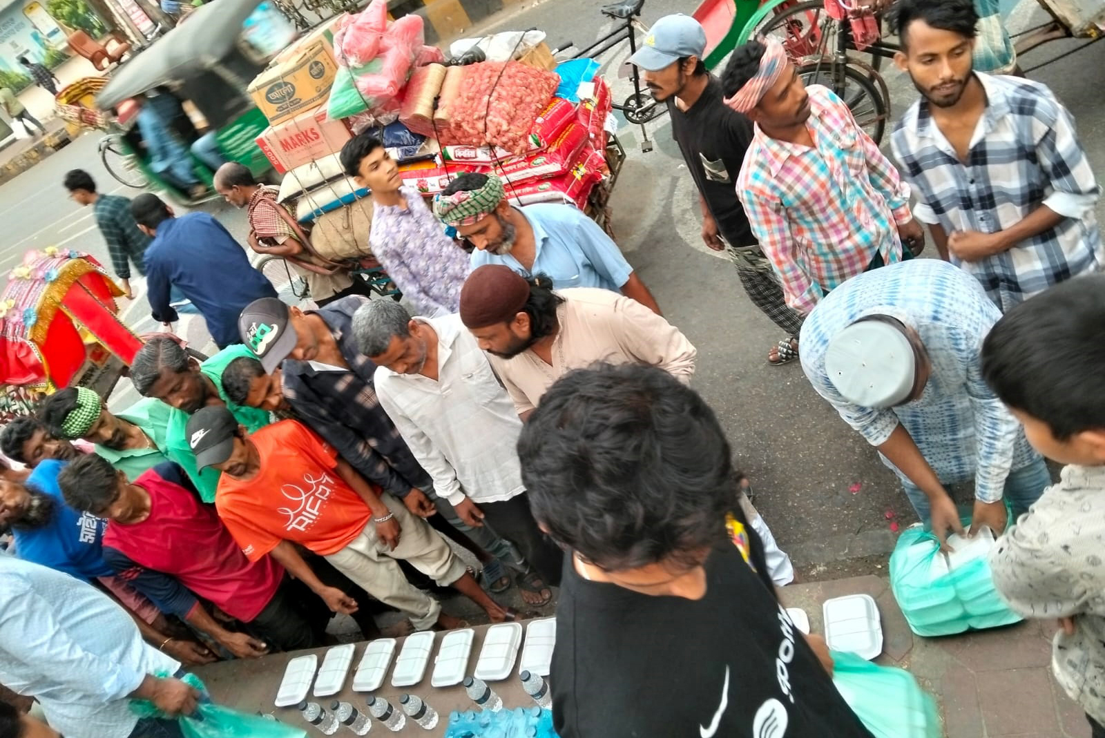 ‘হ্যাল্পিং হ্যান্ডস সিলেট’-এর উদ্যোগে ইফতার বিতরণ