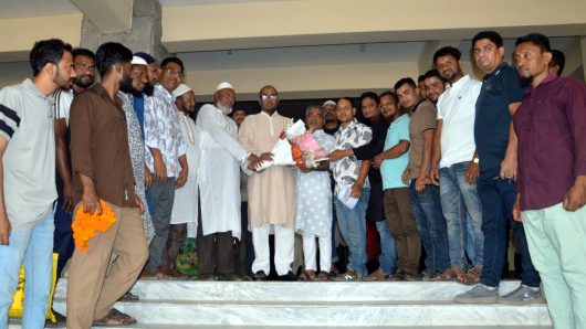 সিসিক প্রশাসক আব্দুল কাইয়ুম চৌধুরীকে ৩৮নং ওয়ার্ডের পক্ষ থেকে ফুলেল শুভেচ্ছা