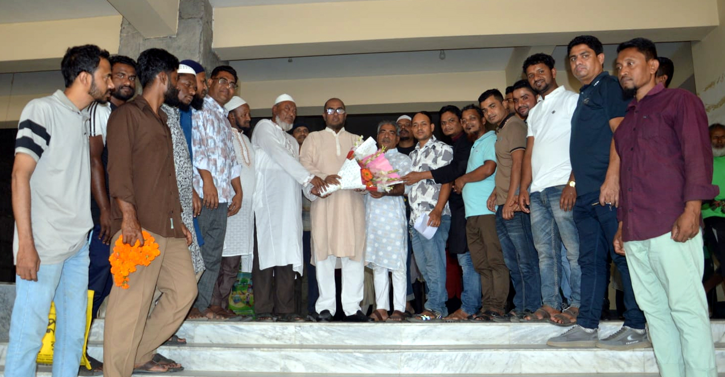 সিসিক প্রশাসক আব্দুল কাইয়ুম চৌধুরীকে ৩৮নং ওয়ার্ডের পক্ষ থেকে ফুলেল শুভেচ্ছা