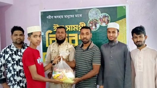 শাপলা কোচিং সেন্টার পরিবারের উদ্যোগে ঈদ সামগ্রী বিতরণ