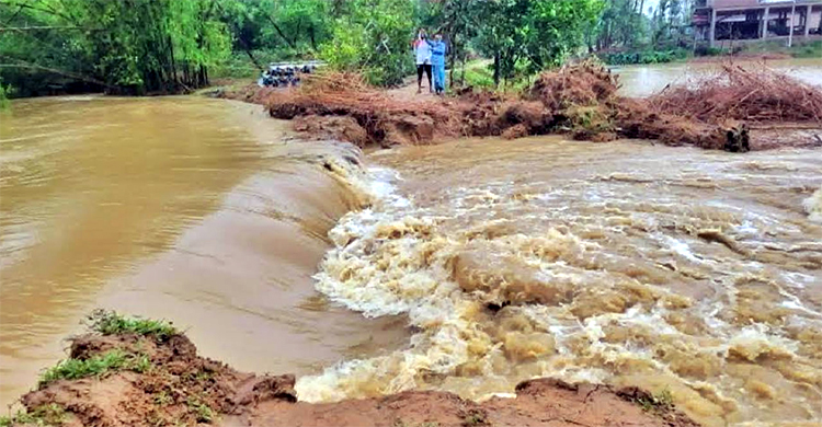 টানা বৃষ্টি ও পাহাড়ি ঢলে মৌলভীবাজারে পানিবন্দি ৫ শতাধিক পরিবার