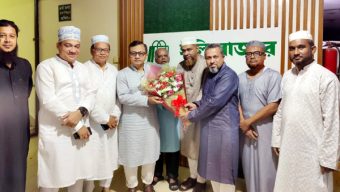 ঈদকে সামনে রেখে সিলেটের হলি বাজার পরিদর্শনে বানিজ্য মন্ত্রী খন্দকার আব্দুল মুক্তাদির