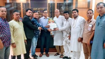 সিলেটের জেলা প্রশাসক সারওয়ার আলমের সাথে পূজা উদযাপন ফ্রন্ট জেলা ও মহানগরের সাক্ষাৎ