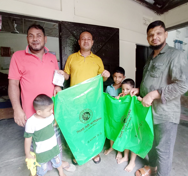 ৩৪নং ওয়ার্ডে কোরবানির বর্জ্য পরিষ্কারে বাহুবল ইউনিটি ক্লাব-এর পলিথিন ও ব্লিচিং পাউডার বিতরণ