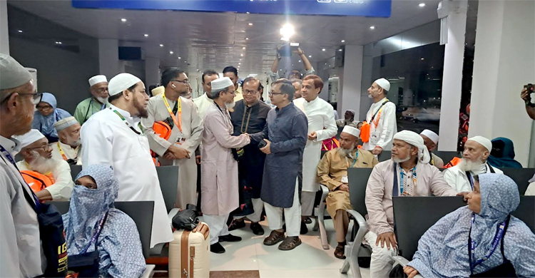 সিলেট থেকে ৪১৯ যাত্রী নিয়ে মদিনায় গেল প্রথম হজ ফ্লাইট