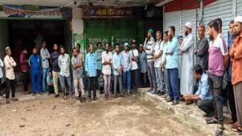 ‘হকার্সদের মূল্যায়ন না করলে পত্রিকা বিক্রি বন্ধের হুঁশিয়ারি’