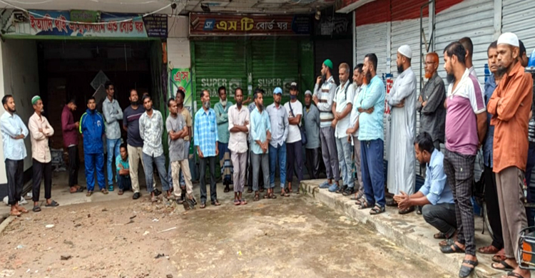‘হকার্সদের মূল্যায়ন না করলে পত্রিকা বিক্রি বন্ধের হুঁশিয়ারি’